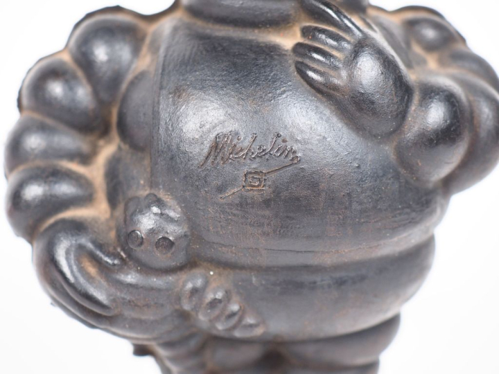 MICHELIN. Bibendum, sujet en  plastique noir et rose circa 1950-1960. 