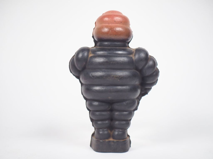 MICHELIN. Bibendum, sujet en  plastique noir et rose circa 1950-1960. 