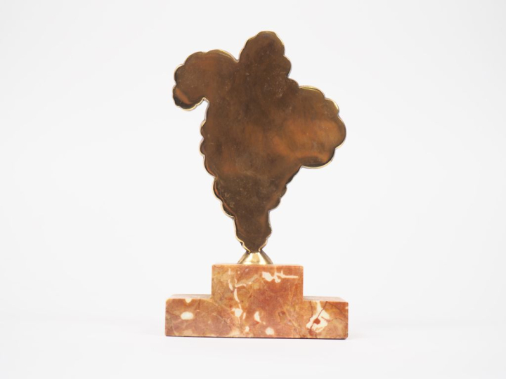 MICHELIN.  Bibendum courant, sujet en bronze sur un socle en marbre. H