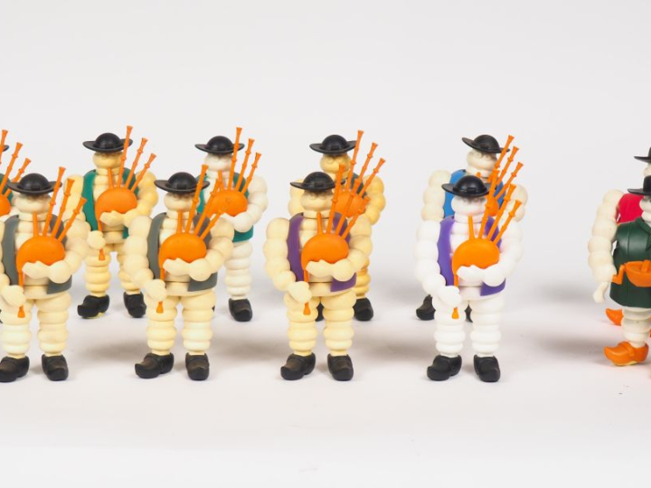 MICHELIN.  Lot de onze figurines représentant des bibendums jouant de 