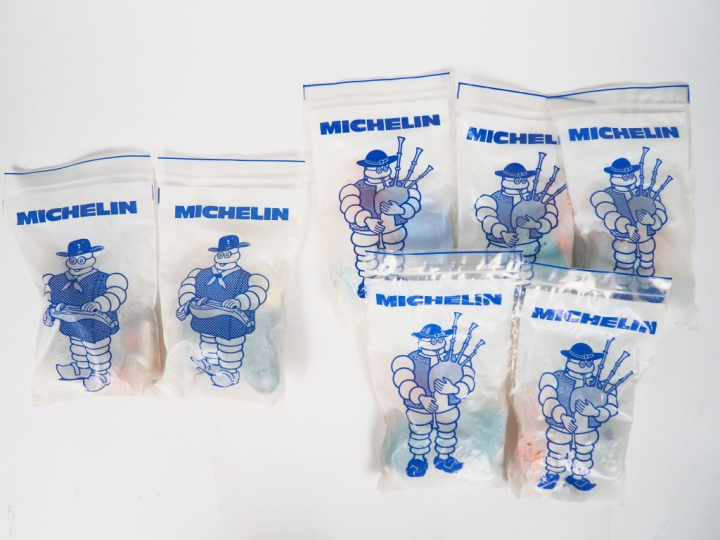 MICHELIN.  Lot de sept figurines à monter représentant un bidendum jou
