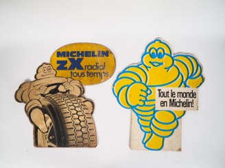 Vente aux enchères MICHELIN.  Deux plaques publicitaires en carton. Dim. 47 x 40 cm et 44