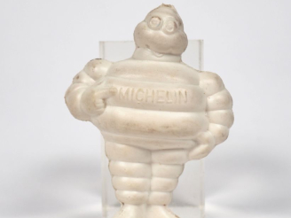 Vente aux enchères MICHELIN. Bibendum, sujet en plastique blanc souple circa 1960. H. 8 c