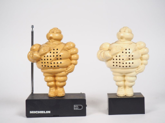 Vente aux enchères MICHELIN.  Deux radios Bibendum. (manque le système sur une des radios