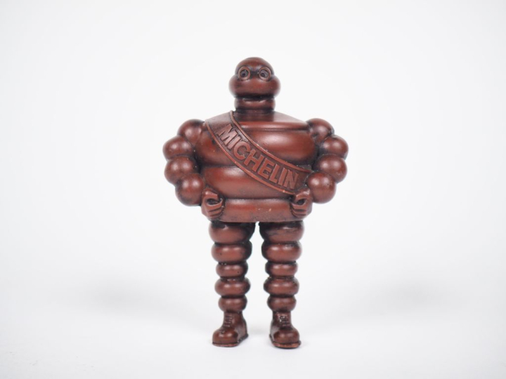 MICHELIN. Bibendum, sujet en résine bordeaux. H. 10 cm.