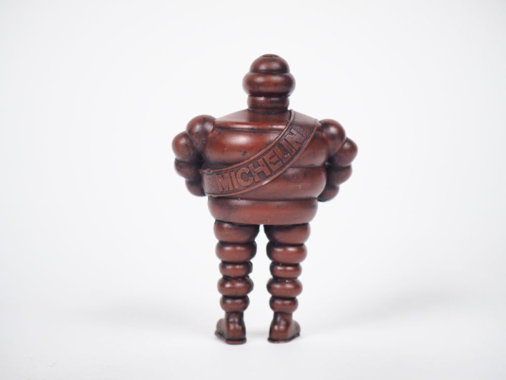 MICHELIN. Bibendum, sujet en résine bordeaux. H. 10 cm.