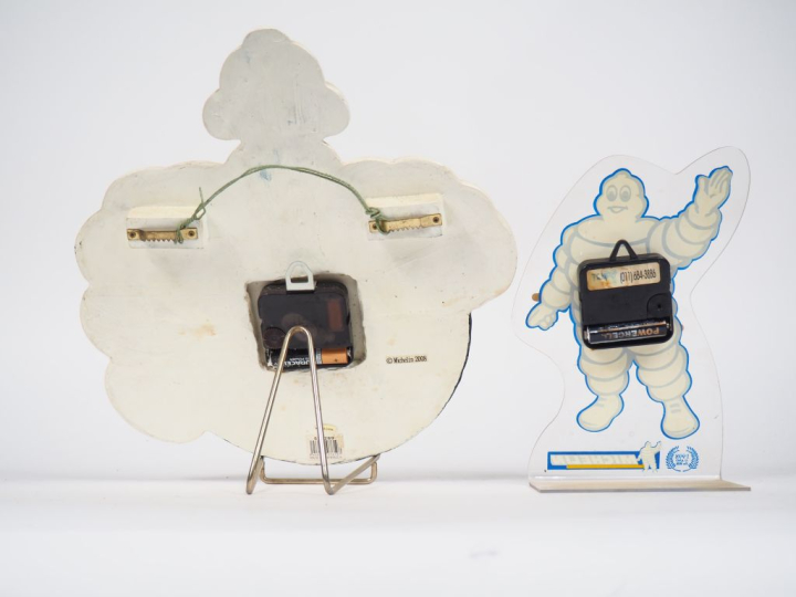 MICHELIN.  Deux horloges Bibendum.