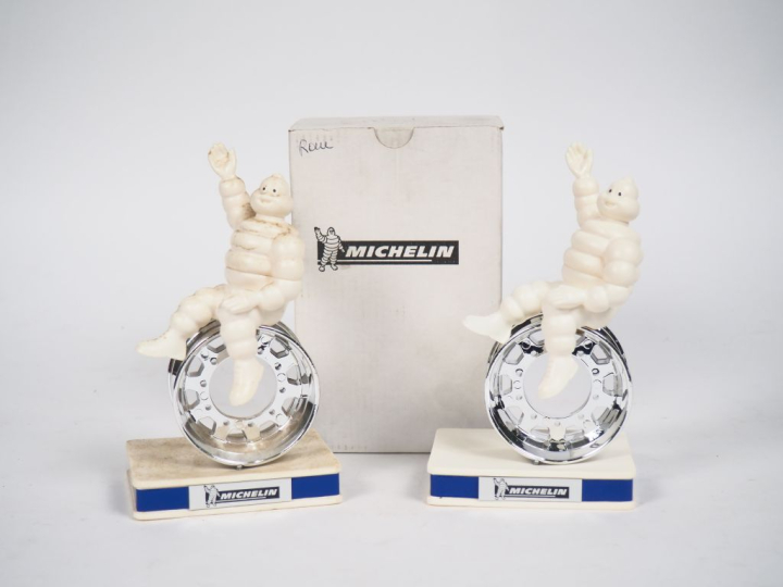 MICHELIN.  Deux trophées Bibendum. H. 17 cm