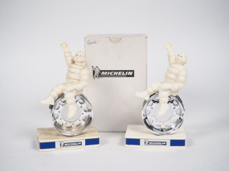 Vente aux enchères MICHELIN.  Deux trophées Bibendum. H. 17 cm