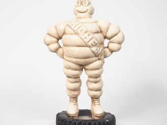 Vente aux enchères MICHELIN Bibendum, grand sujet en platre blanc et noir. H. 34 cm.