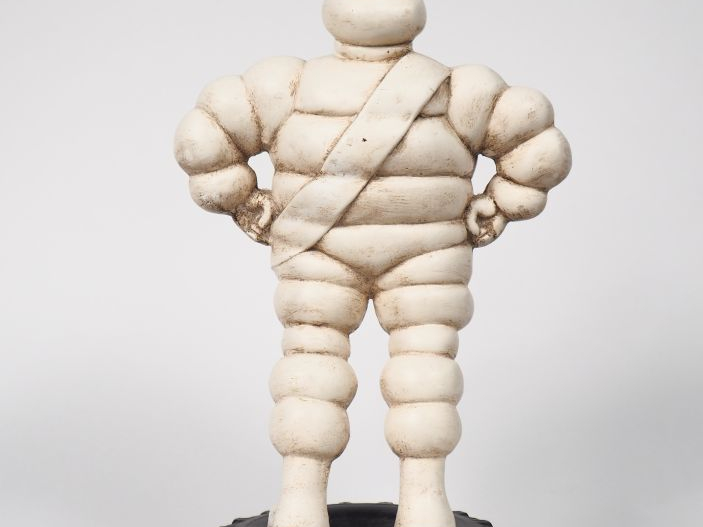 MICHELIN Bibendum, grand sujet en platre blanc et noir. H. 34 cm.
