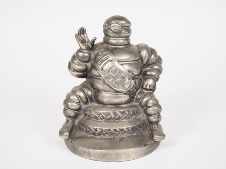 MICHELIN.  Sujet bibendum en métal assis sur des pneus.