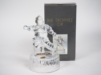 Vente aux enchères MICHELIN.  Sujet Bibendum "BIB Trophée Or" en cristal d'Arques dans sa