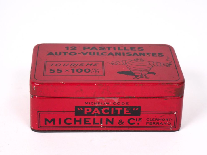 MICHELIN. Boîte en tôle lithographiée rouge, pastille auto vulcanisant