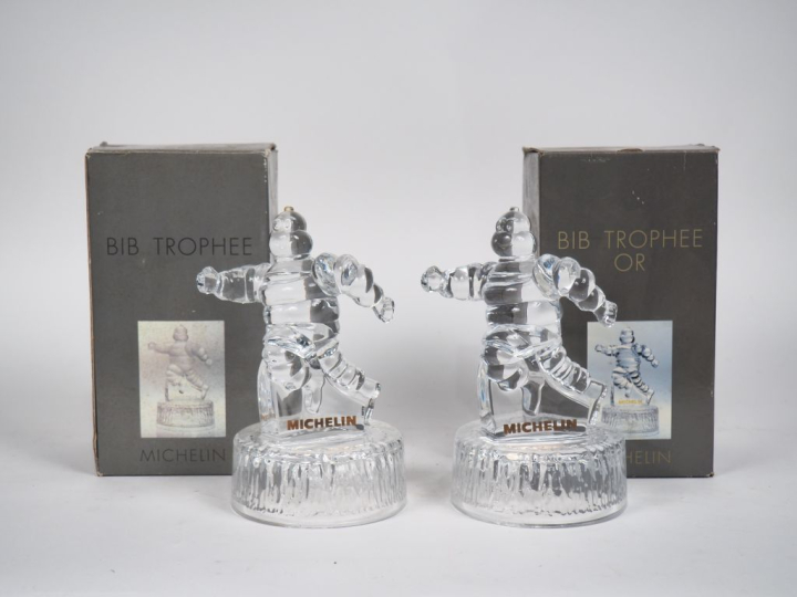 MICHELIN. Deux sujets Bibendum "BIB Trophée" et "BIB Trophée Or" en cr