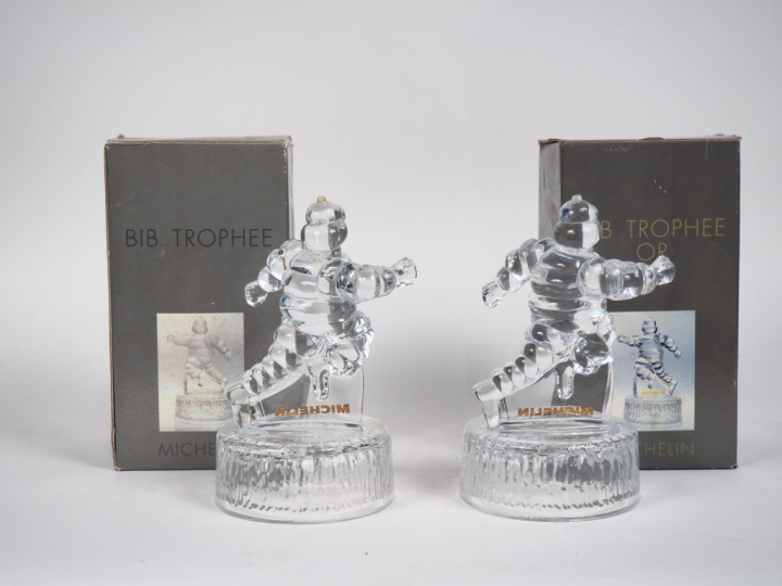 MICHELIN. Deux sujets Bibendum "BIB Trophée" et "BIB Trophée Or" en cr