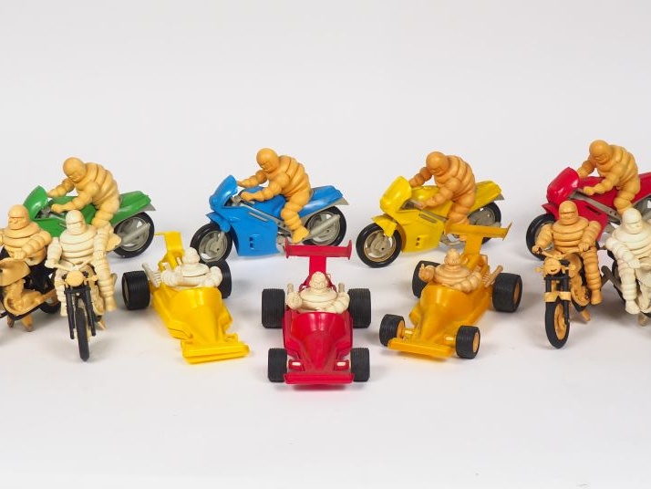 MICHELIN.  Sujets Bibendum en plastique sur motos de course, motos, ta