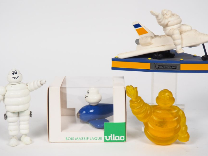 MICHELIN.  Jouets Bibendum comprenant :  - VILAC, un mini avion et un 