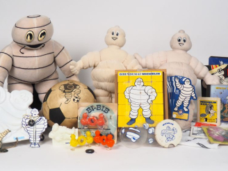 Vente aux enchères MICHELIN.  Jouets Bibendum comprenant des BI-BIB, puzzles, BIB-puzzles