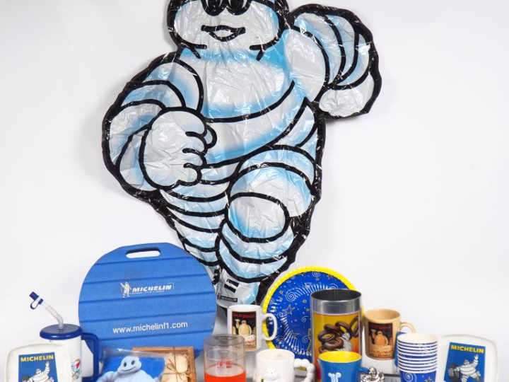 MICHELIN.  Lot d'objets publicitaires comprenant des mugs, gobelets et