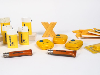 Vente aux enchères MICHELIN.  Lot d'objets publicitaires comprenant : - deux couteaux Opi