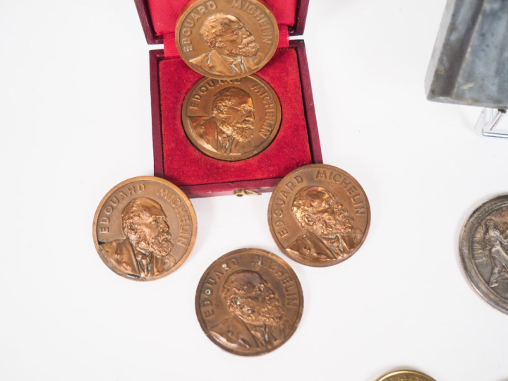 MICHELIN.  Lot de médailles comprenant : - Cinq médailles du travail e