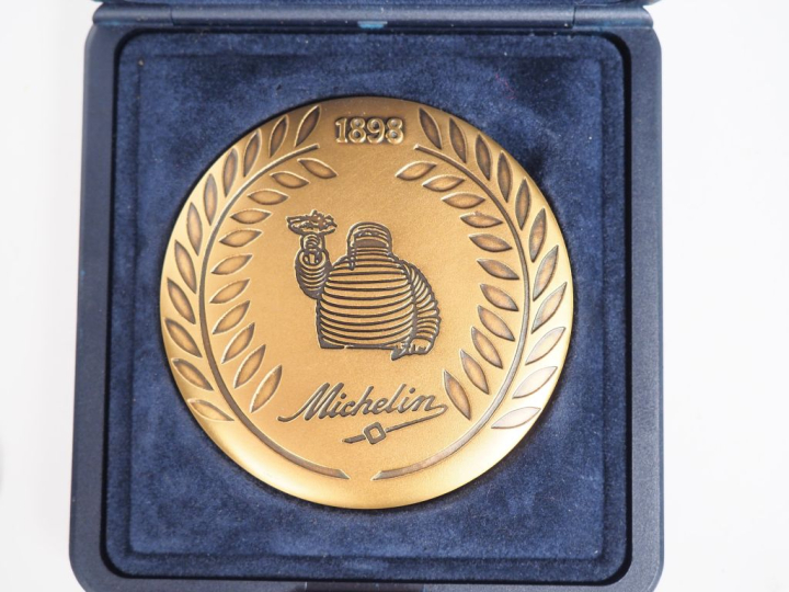 MICHELIN.  Lot de médailles comprenant : - Cinq médailles du travail e