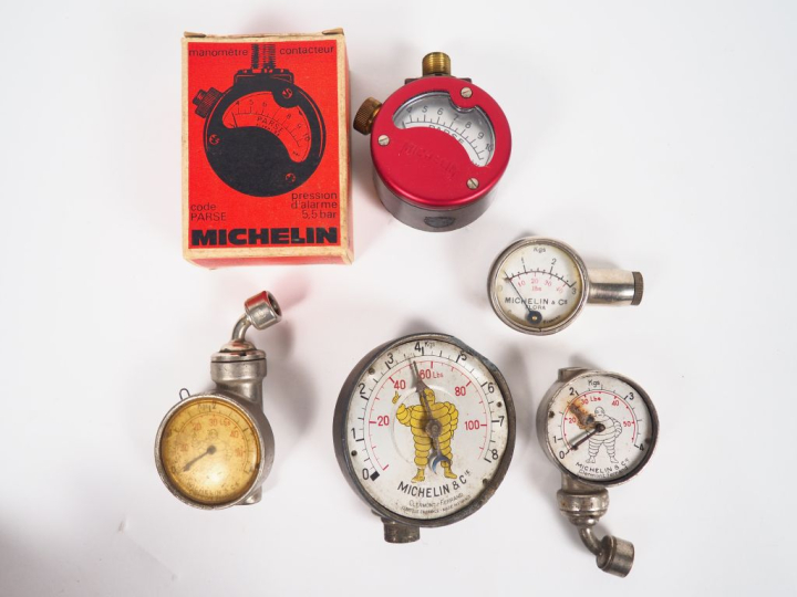 MICHELIN.  Lot de sept contrôleurs de pression, dont un dans sa boite.
