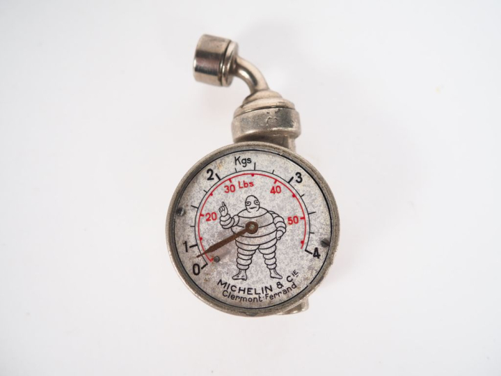 MICHELIN.  Lot de sept contrôleurs de pression, dont un dans sa boite.