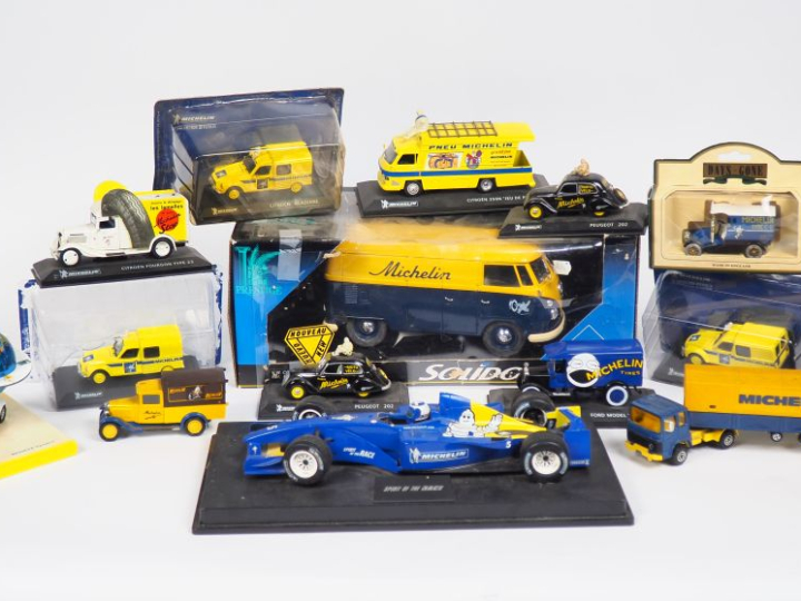 MICHELIN.  Lot de petites voitures comprenant : - Un combi Michelin  -