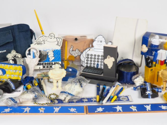 Vente aux enchères MICHELIN.  Lot d'objets publicitaires comprenant BIB stylos, stylos bi