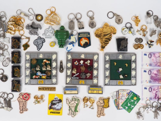 Vente aux enchères MICHELIN.  Lot d'objets publicitaires comprenant des pin's, épinglette