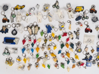 Vente aux enchères MICHELIN.  Lot d'objets publicitaires comprenant différents porte-clés