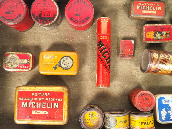 MICHELIN. Lot de 30 différentes boîtes publicitaires en tole lithograp