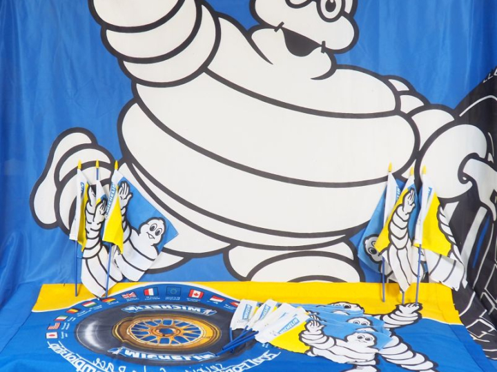 MICHELIN.  Lot de banderoles et fanions publicitaires.