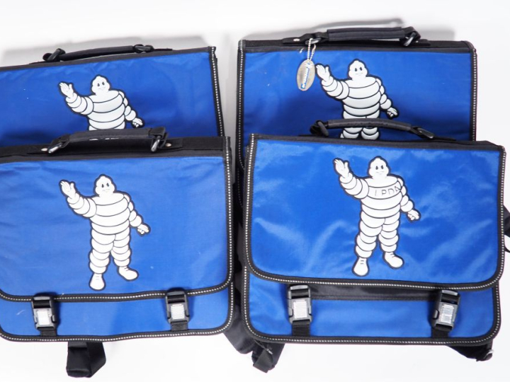 MICHELIN.  Lot de quatre cartables bleu et noir.