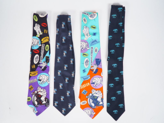 Vente aux enchères MICHELIN.  Trois cravates en soie à décor de Bibendum.  On y joint une