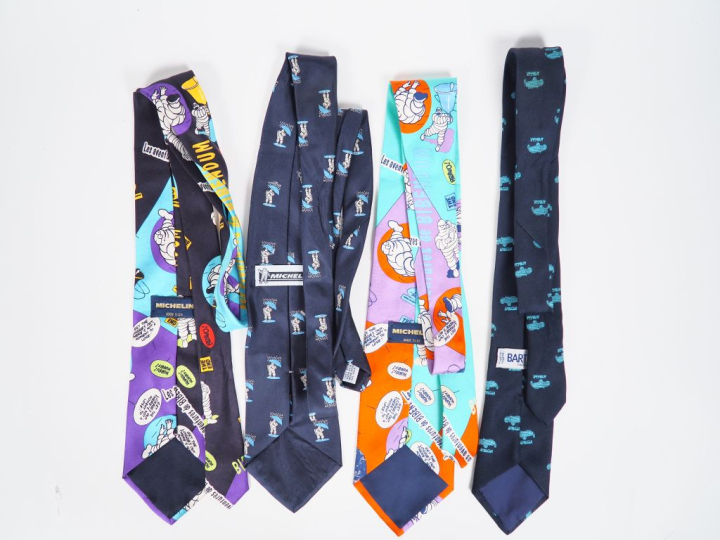 MICHELIN.  Trois cravates en soie à décor de Bibendum.  On y joint une