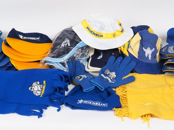 MICHELIN.  Lot d'objets publicitaires comprenant :  - 33 casquettes - 