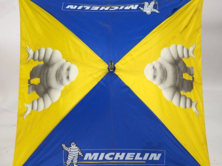 MICHELIN.  Lot de trois parapluies.