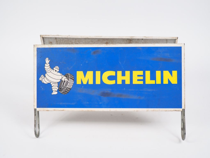 MICHELIN.  Présentoir en métal et tole lithographiée. Dim. 21 x 35 x 2