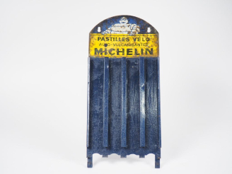 Vente aux enchères MICHELIN.  Support pour pastilles vélo auto vulcanisantes. Dim. 38,5 x