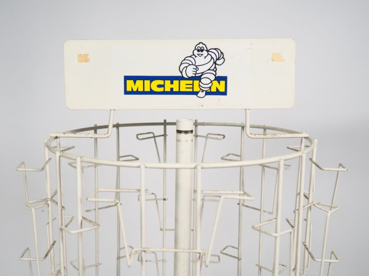 MICHELIN.  Grand présentoir tournant pour cartes routières sur roulett