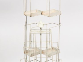 Vente aux enchères MICHELIN.  Deux présentoirs pour cartes routières. Dim. 90 x 24 cm et 