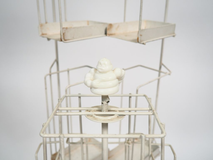 MICHELIN.  Deux présentoirs pour cartes routières. Dim. 90 x 24 cm et 