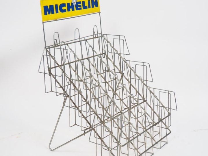 MICHELIN.  Présentoir pour cartes routières. Dim. 67 x 50 x 40 cm.