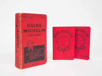 Vente aux enchères MICHELIN.  Guide rouge 1932. (accidents et frottements).  On y joint d
