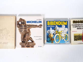 Vente aux enchères MICHELIN. Lot de quatre livres : - Les objets Michelin - Bibendum : pu
