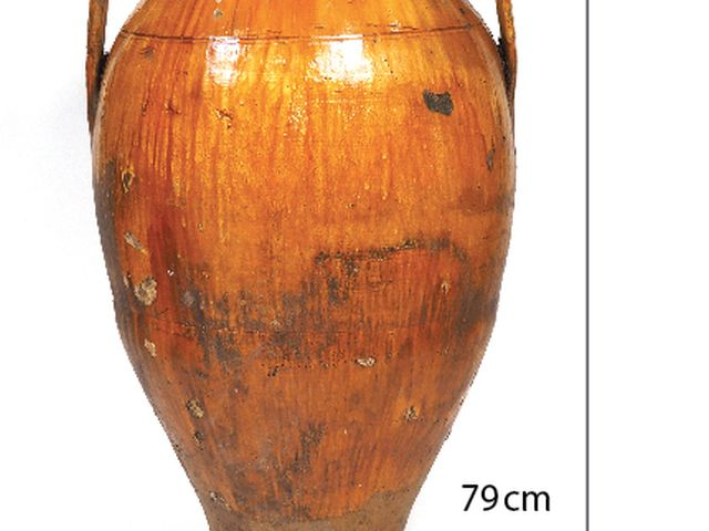 Jarre à huile à deux anses en terre vernissée ocre.  H. 79 cm (quelque