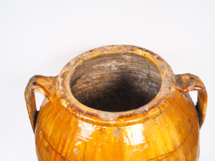 Jarre à huile à deux anses en terre vernissée ocre.  H. 79 cm (quelque